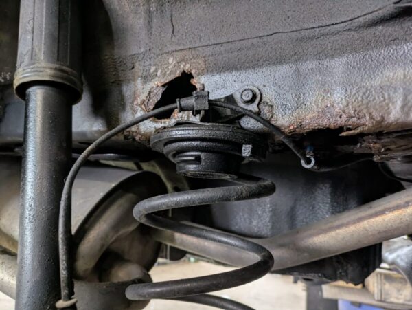 サビによってスプリングの上側のフレームに穴が開いた