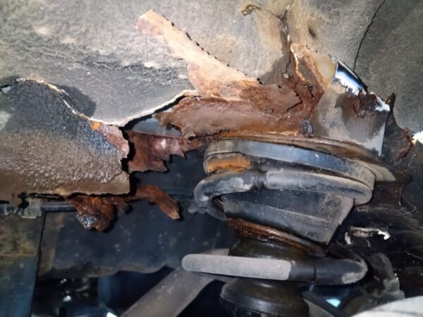 腐食によってスプリングがフレームを突き抜けた